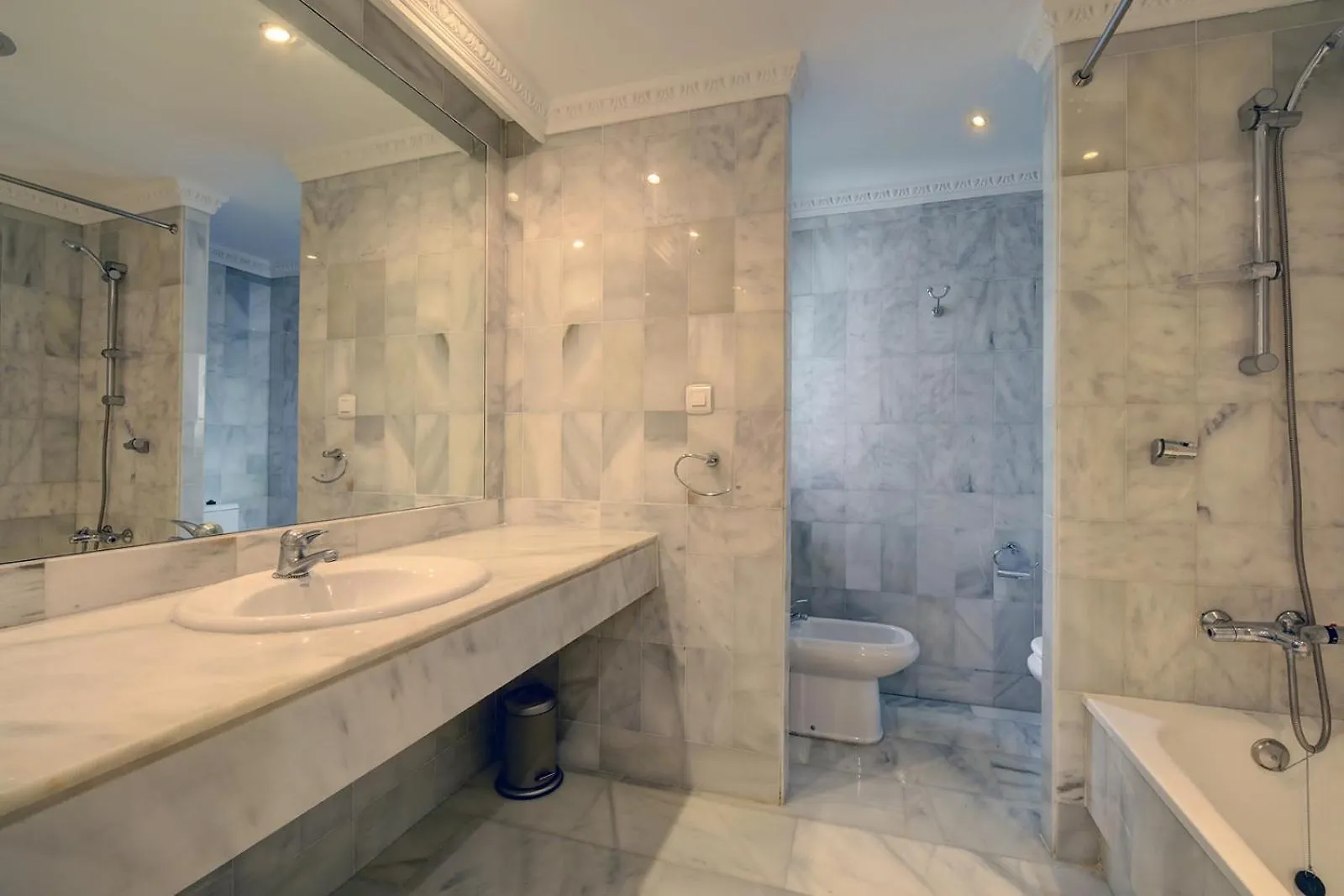 Beatiful Newly Renovated 3 Bedroom Marbella 0*,