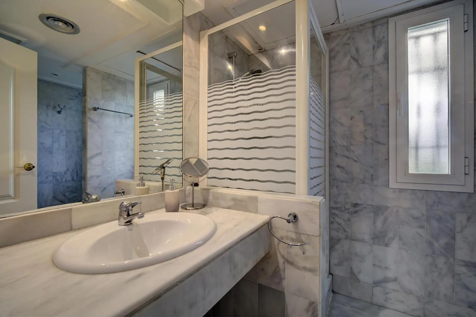 Beatiful Newly Renovated 3 Bedroom Marbella Apartament